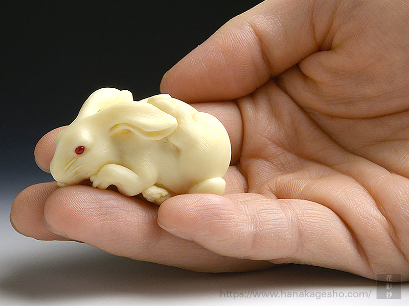 うさぎ | 齋藤美洲 根付彫刻展